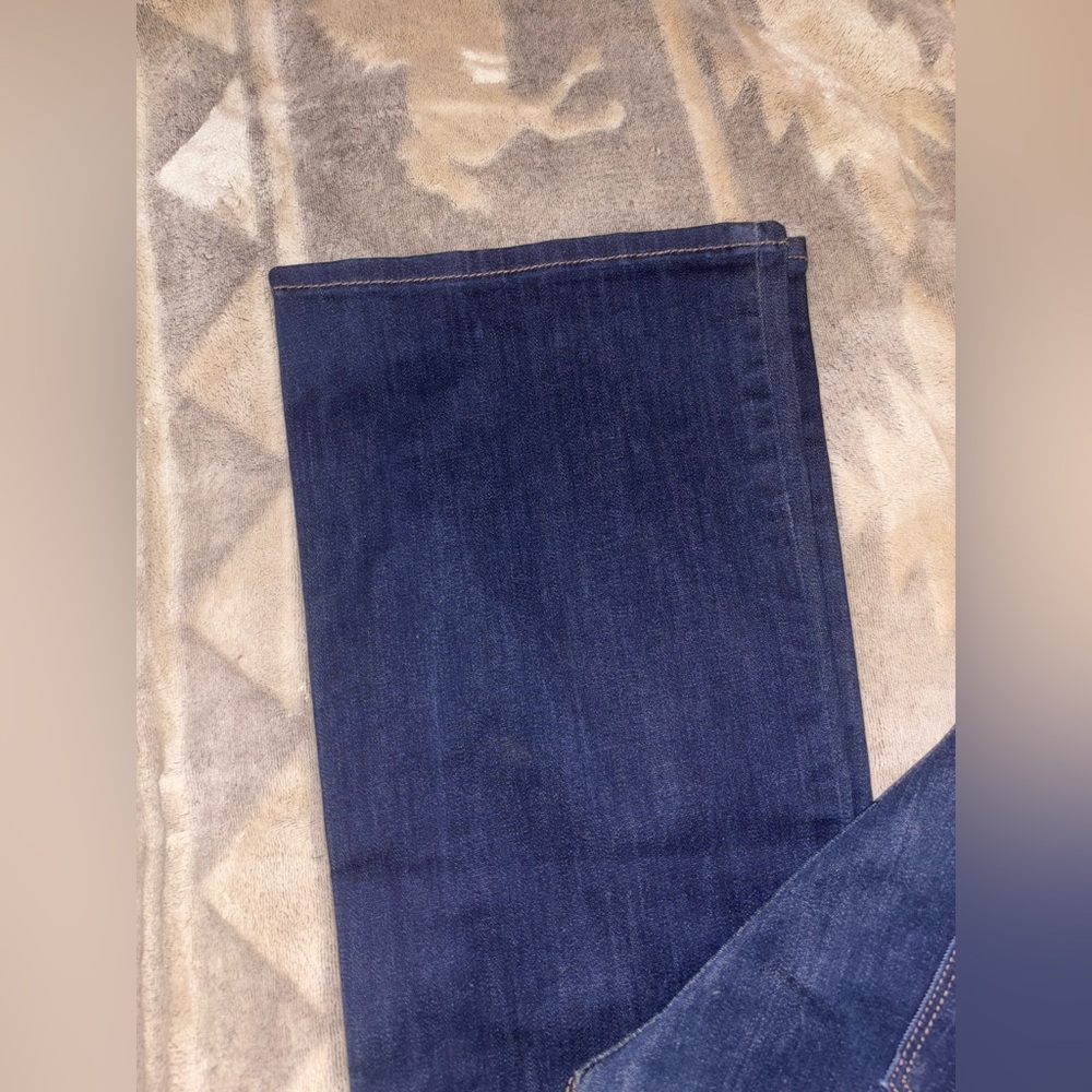 Women’s Levi Slimming Dark Jeans
Size 31 - Picture 4 of 5